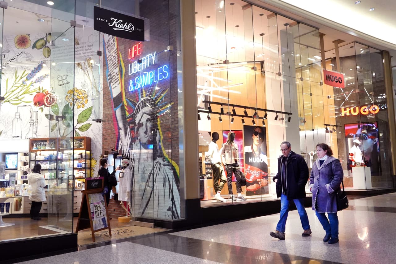 Consumer spending points to strong GDP, but is momentum in the U.S. economy fading?