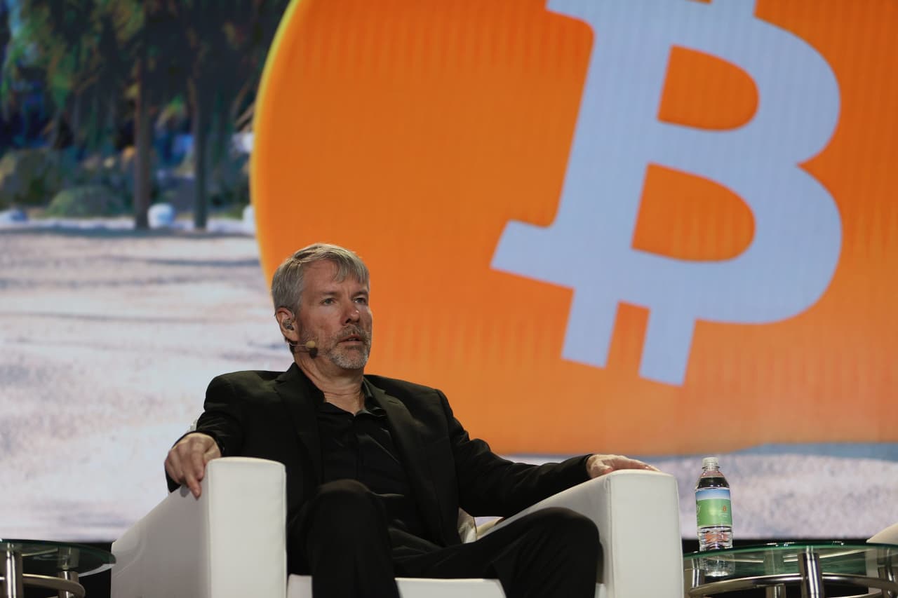 The Saylor-Chanos clash of Wall Street heavyweights is all about MicroStrategy’s premium to bitcoin