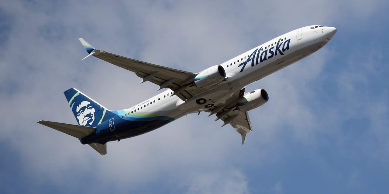 Alaska Air announces roughly $1.9 billion deal to acquire Hawaiian Airlines