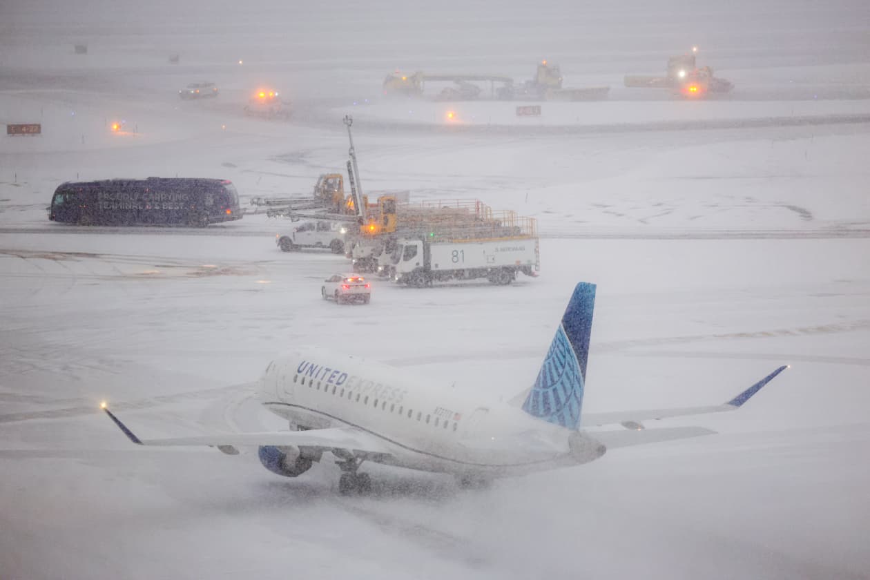 Snowstorm hits airline stocks as flight cancellations near 5,000 ...