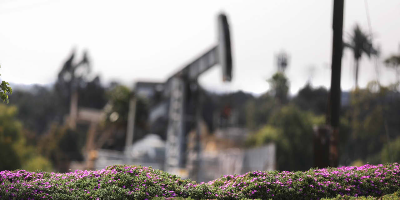 Oil prices nudge higher, attempting to shake off rise in U.S. crude inventories - Vimarsana News