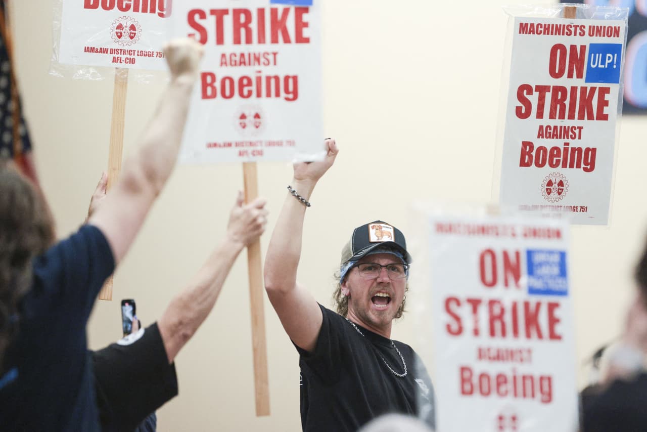 #Boeing’s credit rating risks being cut to junk after Moody’s frets about strike