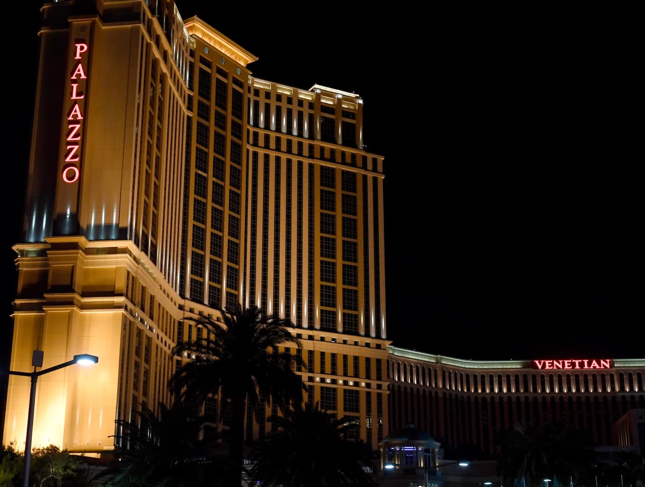 Las Vegas Sands closes sale of Venetian to Apollo