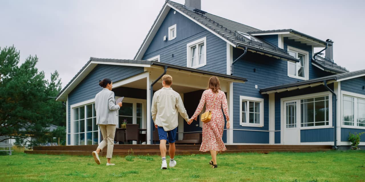 La mitad de los posibles compradores de vivienda dicen que no ganan lo suficiente para pagarla: encuesta