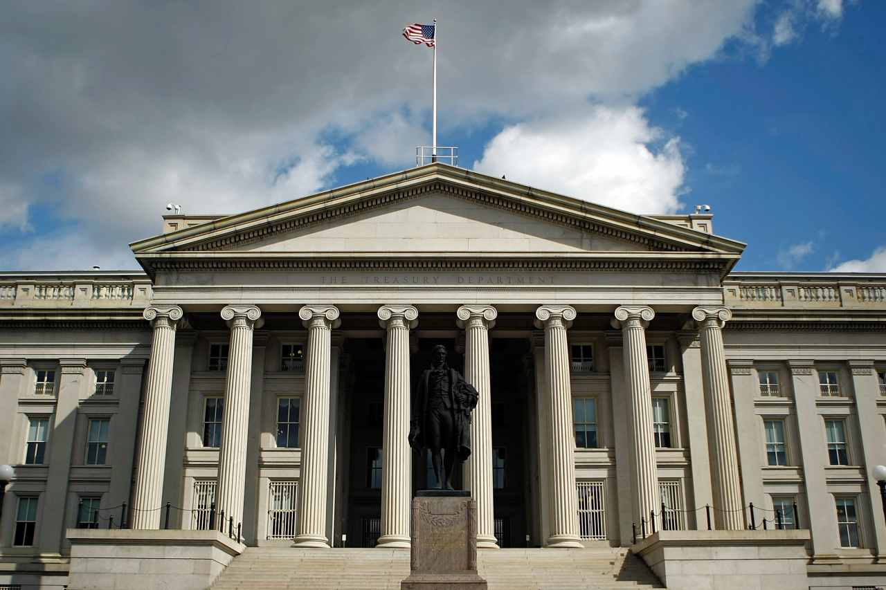 Hedge funds’ record Treasury bets risk sending a ’shockwave’ through the global bond market, Apollo says