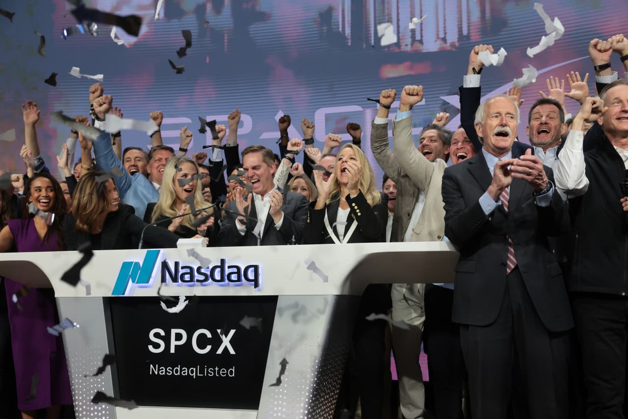 SpaceX’s stock jumps as the company reveals its IPO has raised another $10.7 billion