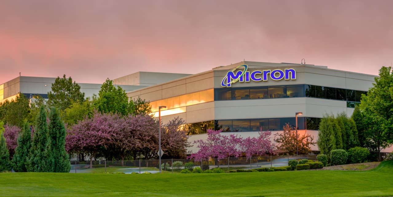 Micron increases revenue and earnings forecasts