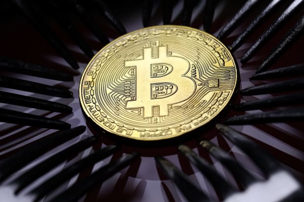Bitcoin rămâne deasupra pragului de la 7.000 de dolari