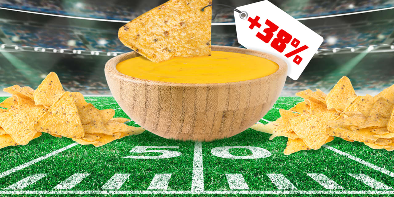Los anfitriones de la fiesta del Super Bowl deberían “saltarse las patatas fritas y mojarse” mientras los precios de los nachos se disparan