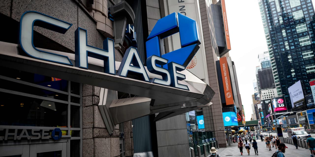 JPMorgan Chase’s net income drops but beats analyst estimates