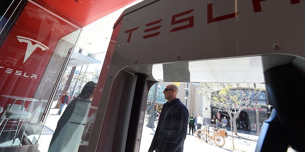 Buying Tesla shares?  Here’s what an analyst had to say before adding the S&P 500