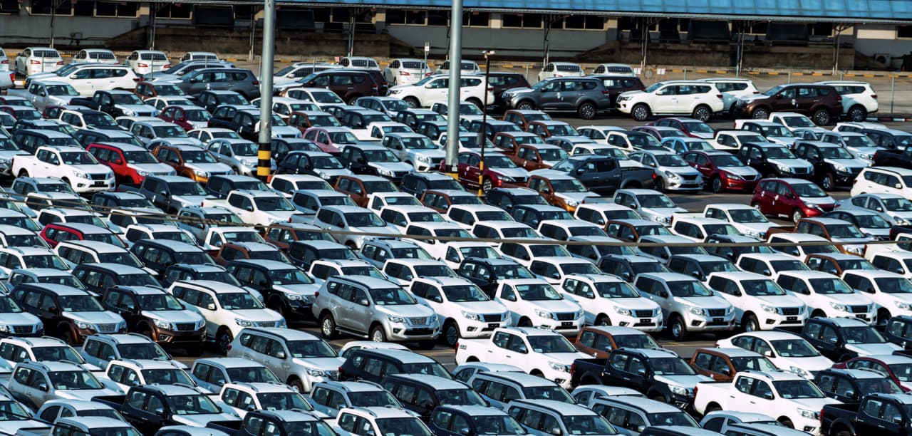 Cars are piling up at dealerships, and that means discounts—but not for every brand