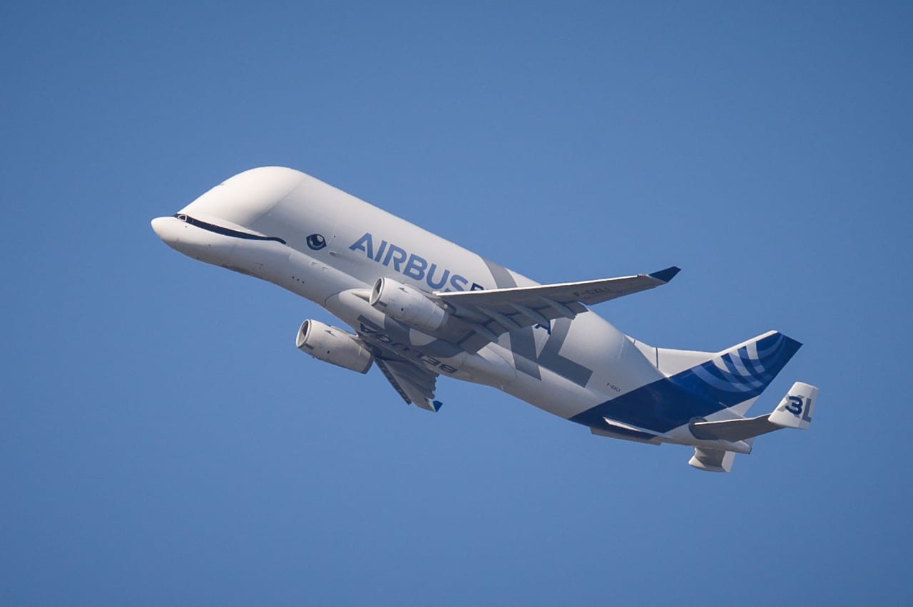 Las acciones de Airbus caen un 10% mientras el fabricante de aviones rebaja sus previsiones y predice menos entregas