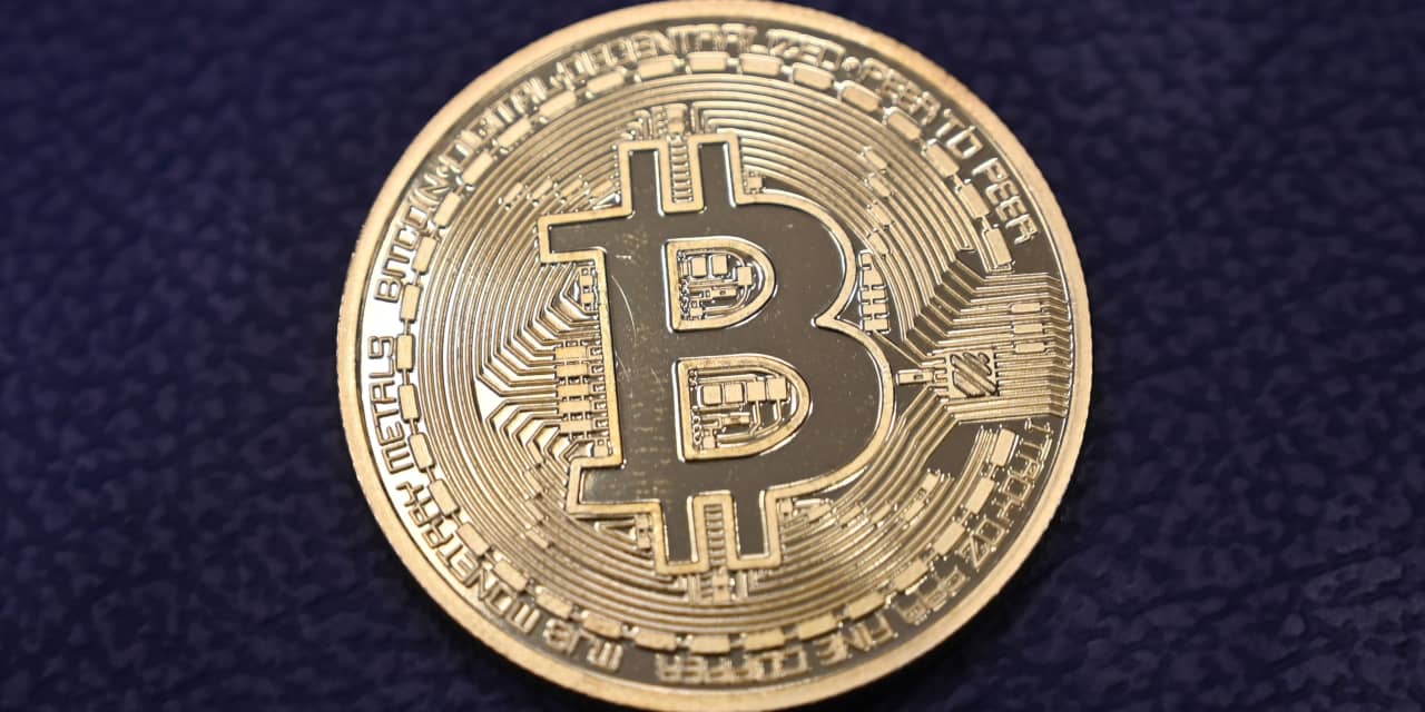 Bitcoin rises to a new record of over $ 33,000 on Saturday