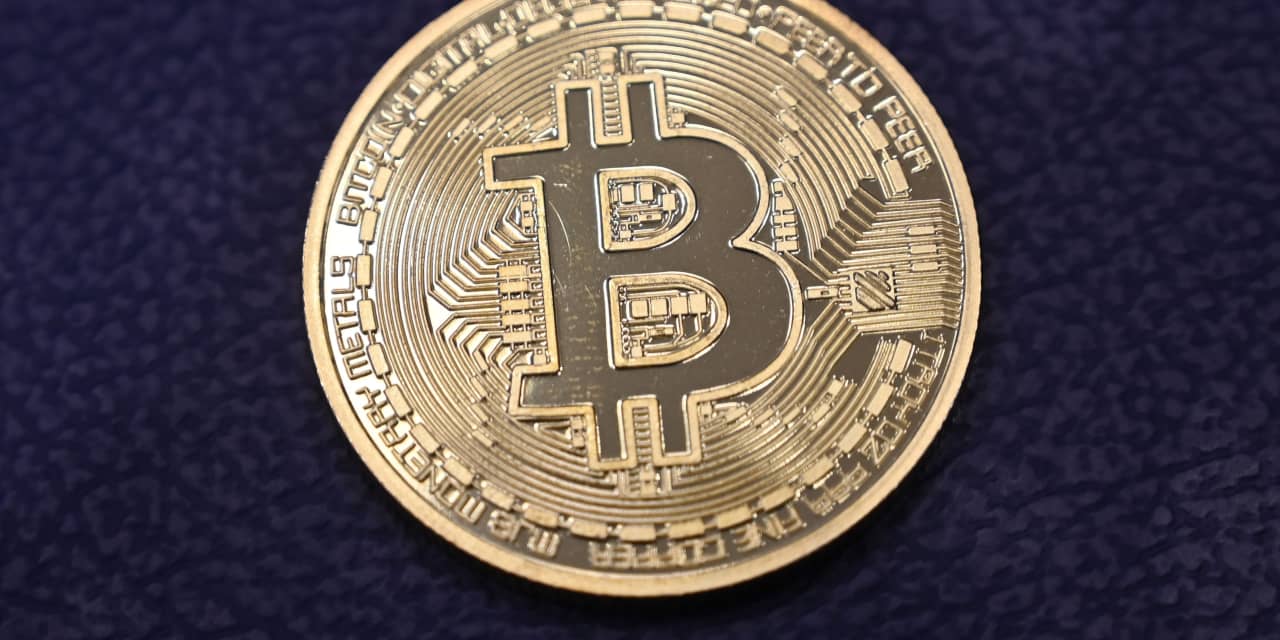 Bitcoin rises to a new record of over $ 33,000 on Saturday