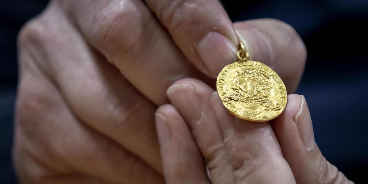 Gold prices will rise 2.5% to start the new year, moving above the key level at $ 1,900