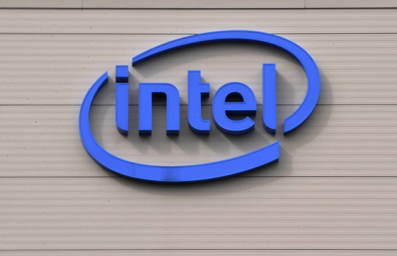 Intel shares seal a strong week. But would a Qualcomm merger make sense?