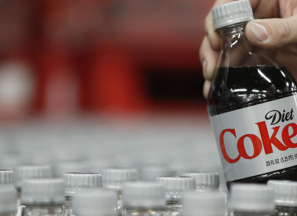 Кола без. Брелок кока кола бутылка. 9. Coca cola вызывает рак. Earth island institute has filed a lawsuit against beverage giant coca-cola for falsely advertising.