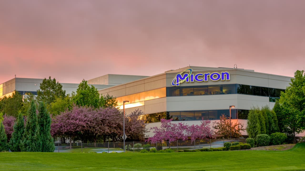 Micron’s stock heads for best month in 13 years as bulls see more AI gains ahead