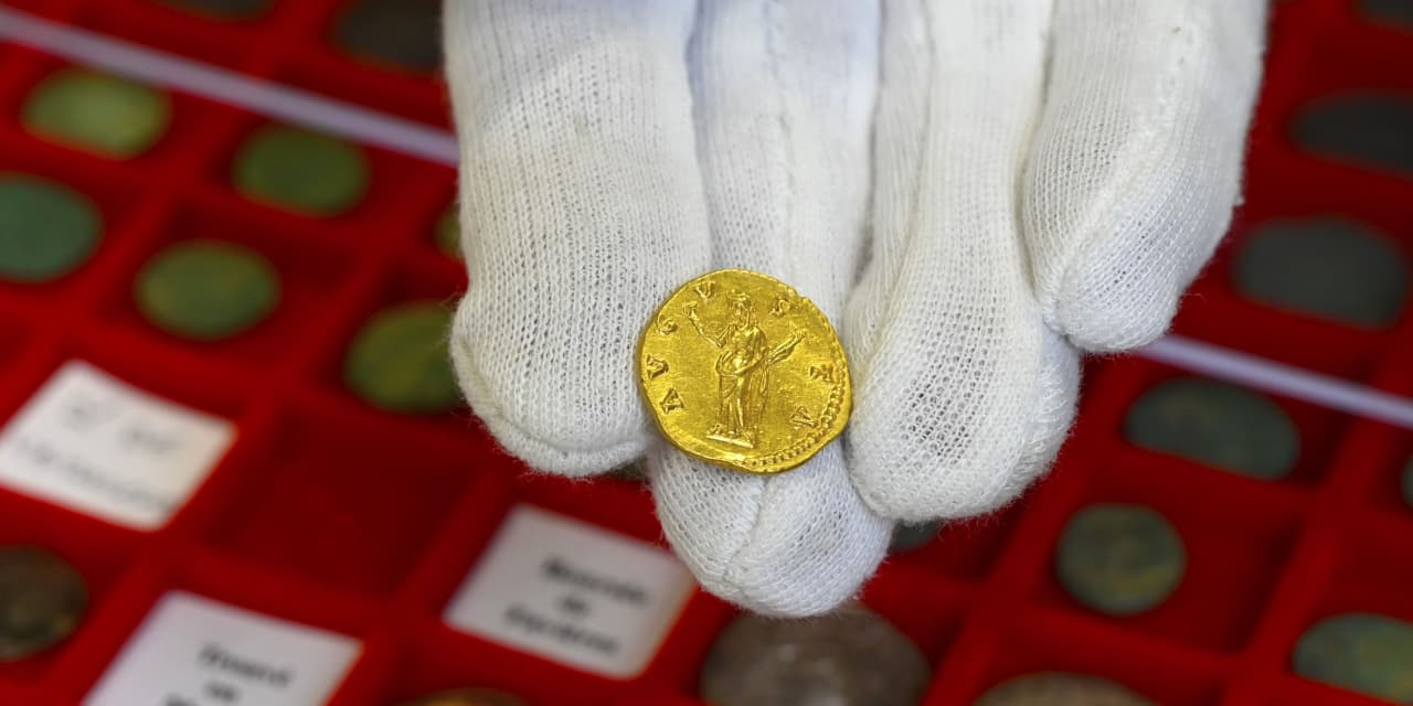 Gold prices skyrocket as the dollar rises, but bitcoin retreats, stocks are limiting