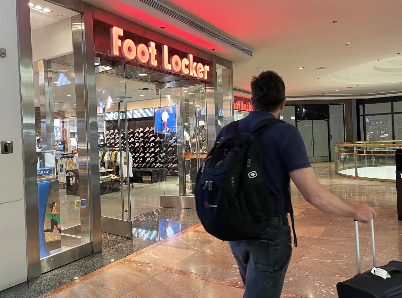 Foot Locker’s stock drops after profit beat forecasts but outlook was unchanged