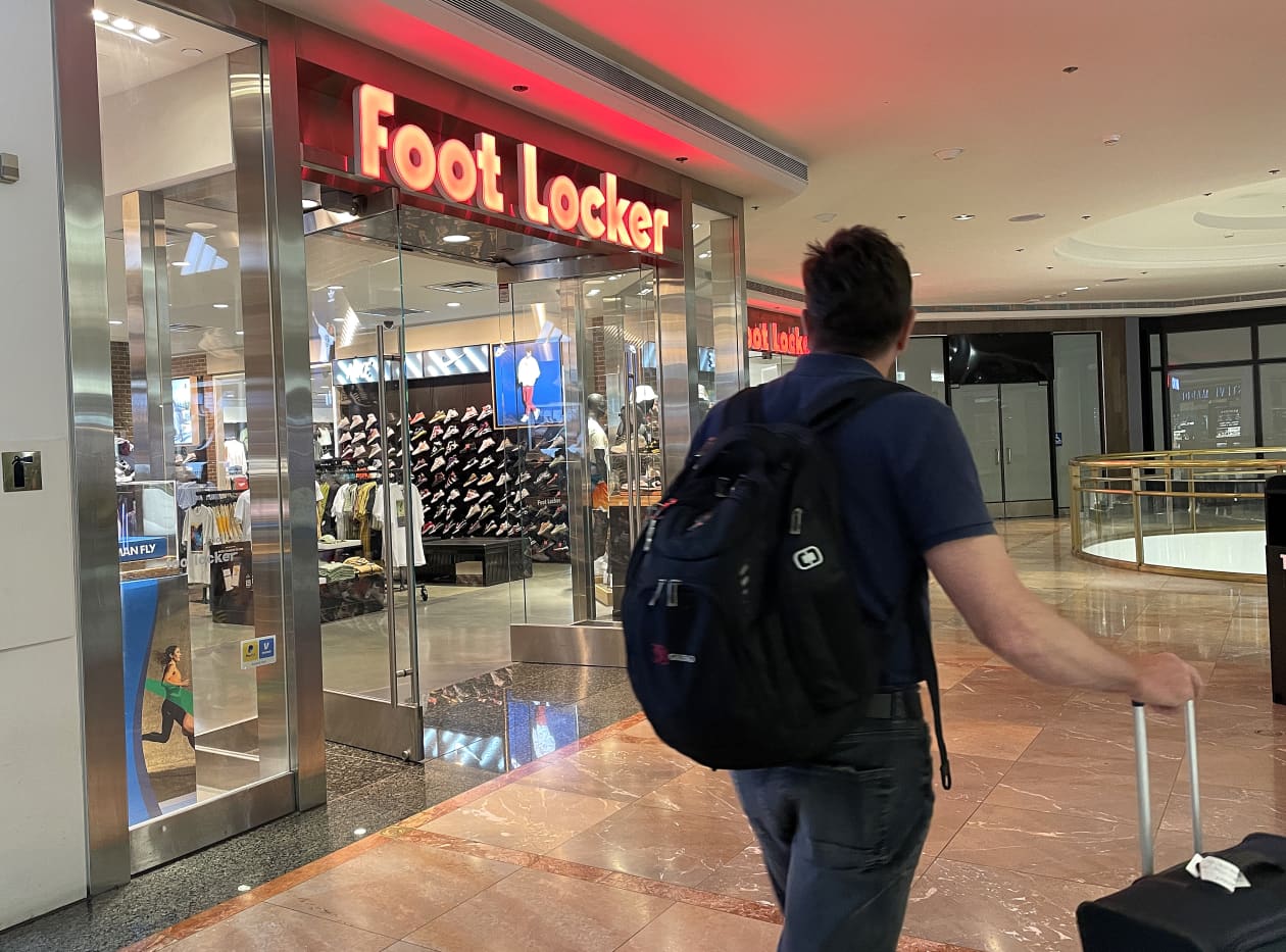 Foot Locker s stock dives as profit beat forecasts but outlook was unchanged MarketWatch