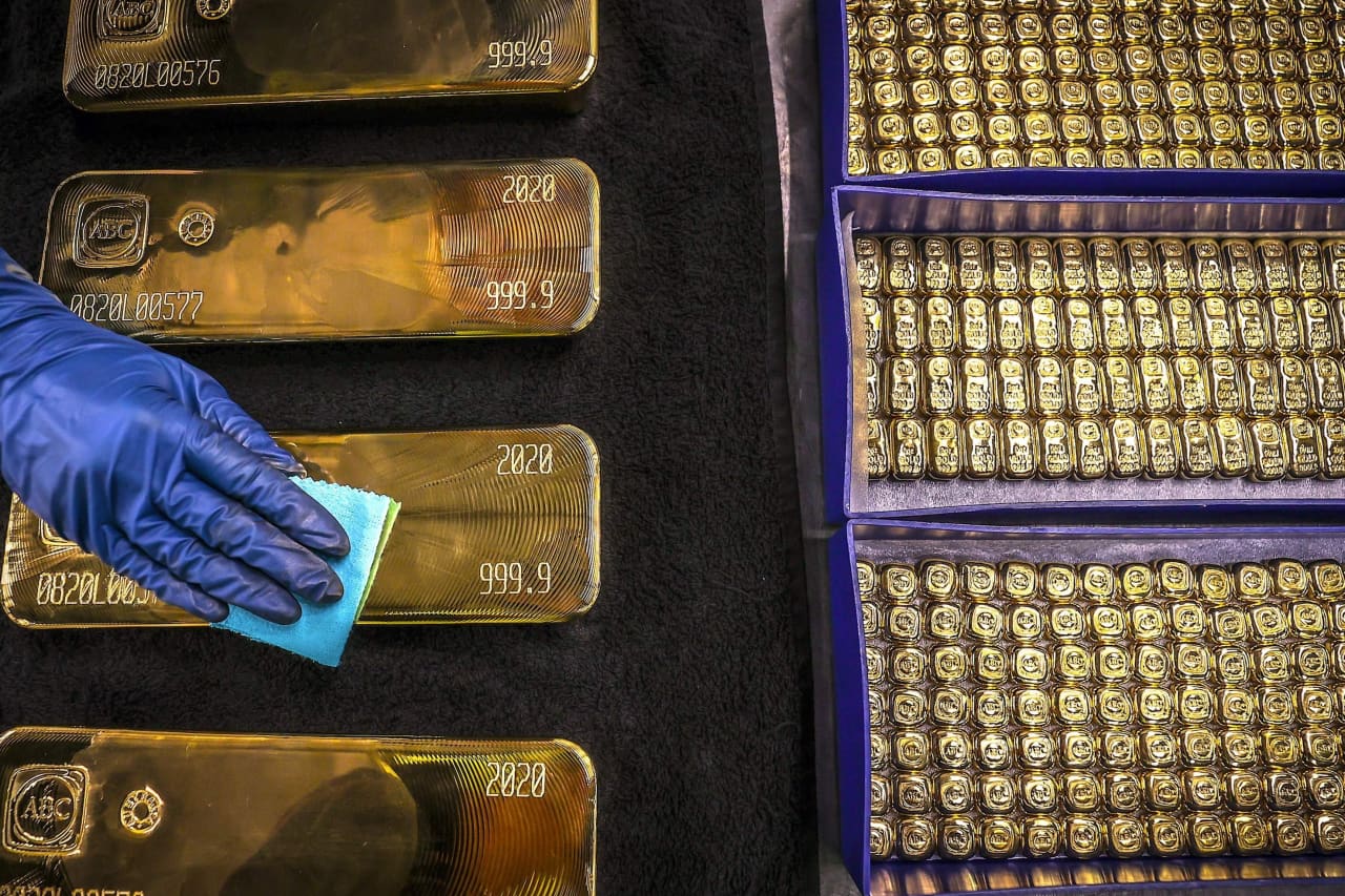 Gold drops over 2% in ‘typical’ move after touching record highs this week