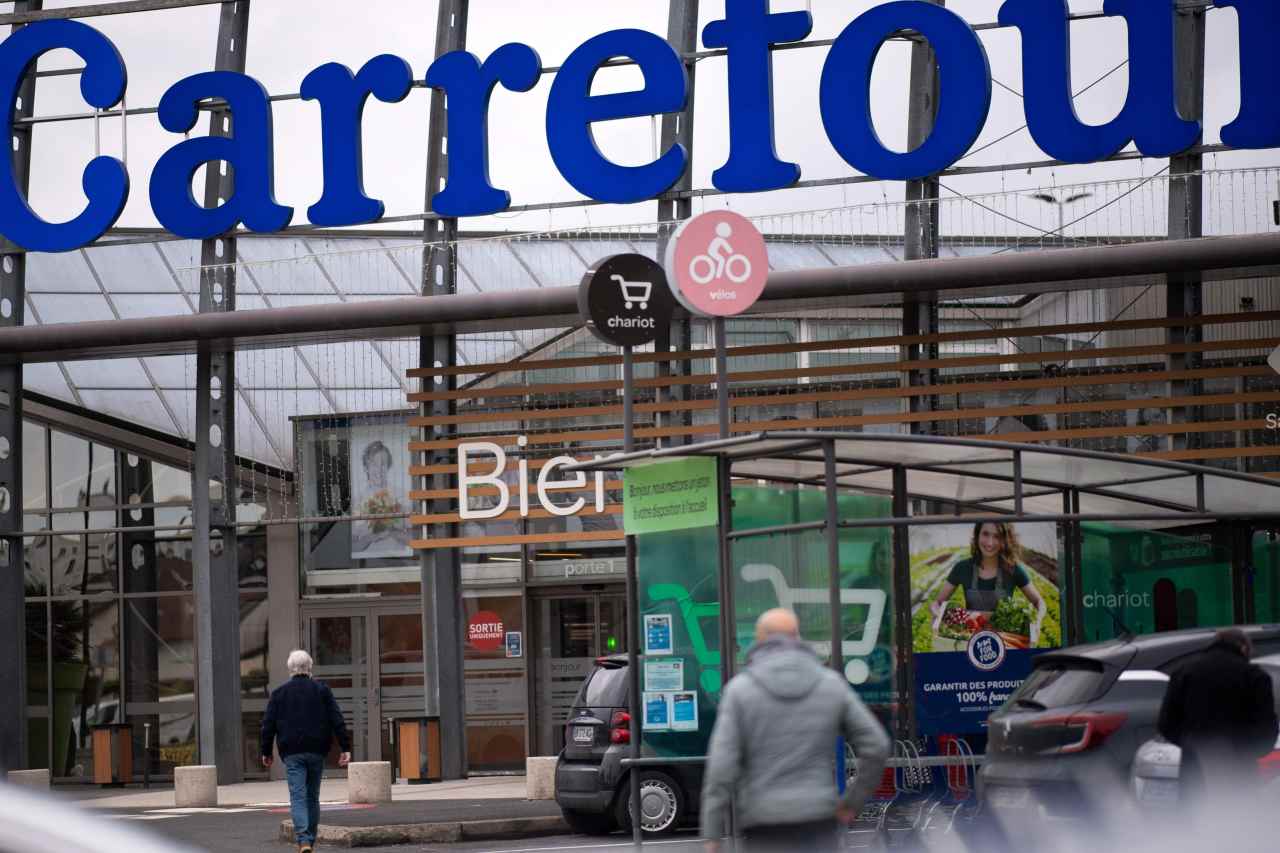 Carrefour shares slump on French resistance to Canadian takeover