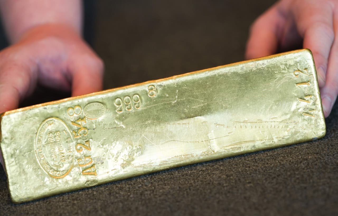 Gold prices ease back from a 1-week high