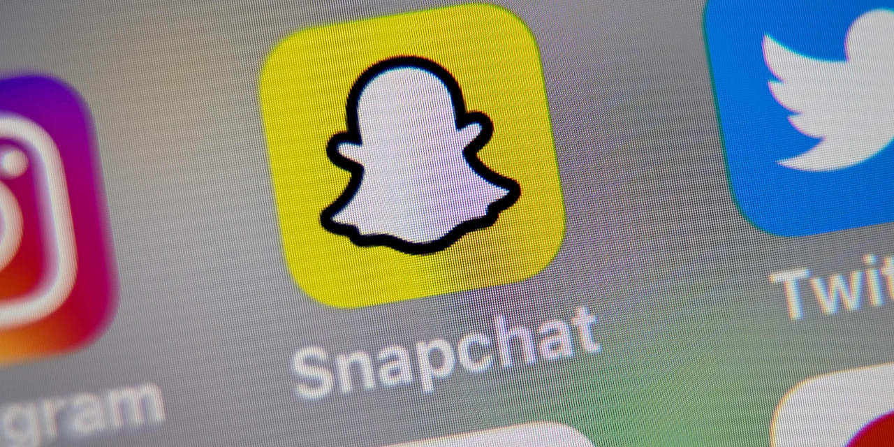 #: Snap stock falls 30% after Snapchat parent says it will miss estimates due to deteriorating economy