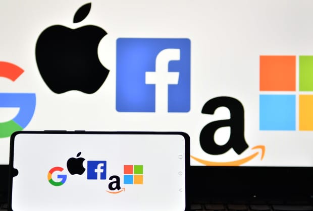 apple overtakes amazon to become world