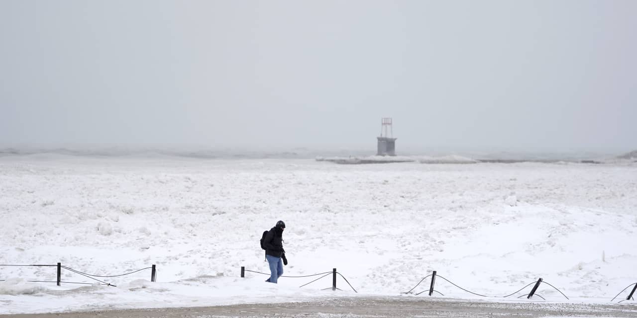 Major winter storm dumps foot of snow on parts of Midwest, disrupts ...