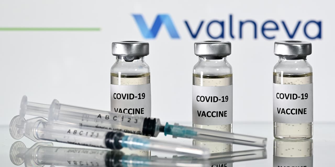 As the EU fights the shortage of AstraZeneca, the United Kingdom continues to manufacture the new vaccine COVID