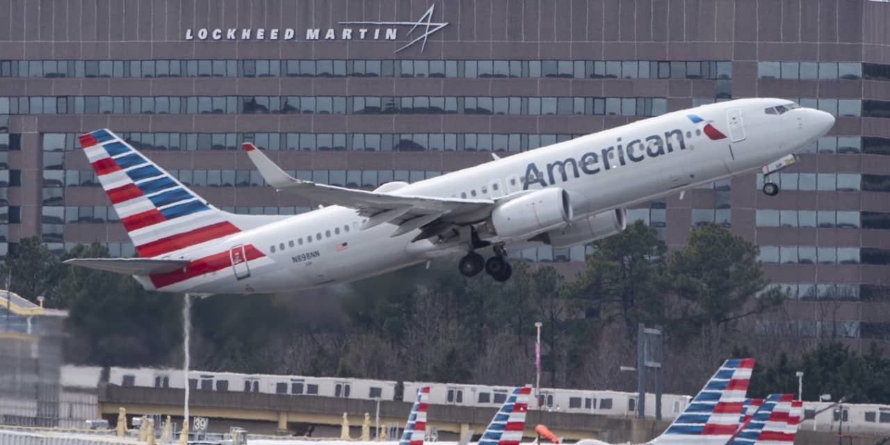 American Airlines shares rise after fourth quarter results, but “dislocates with fundamentals,” says analyst