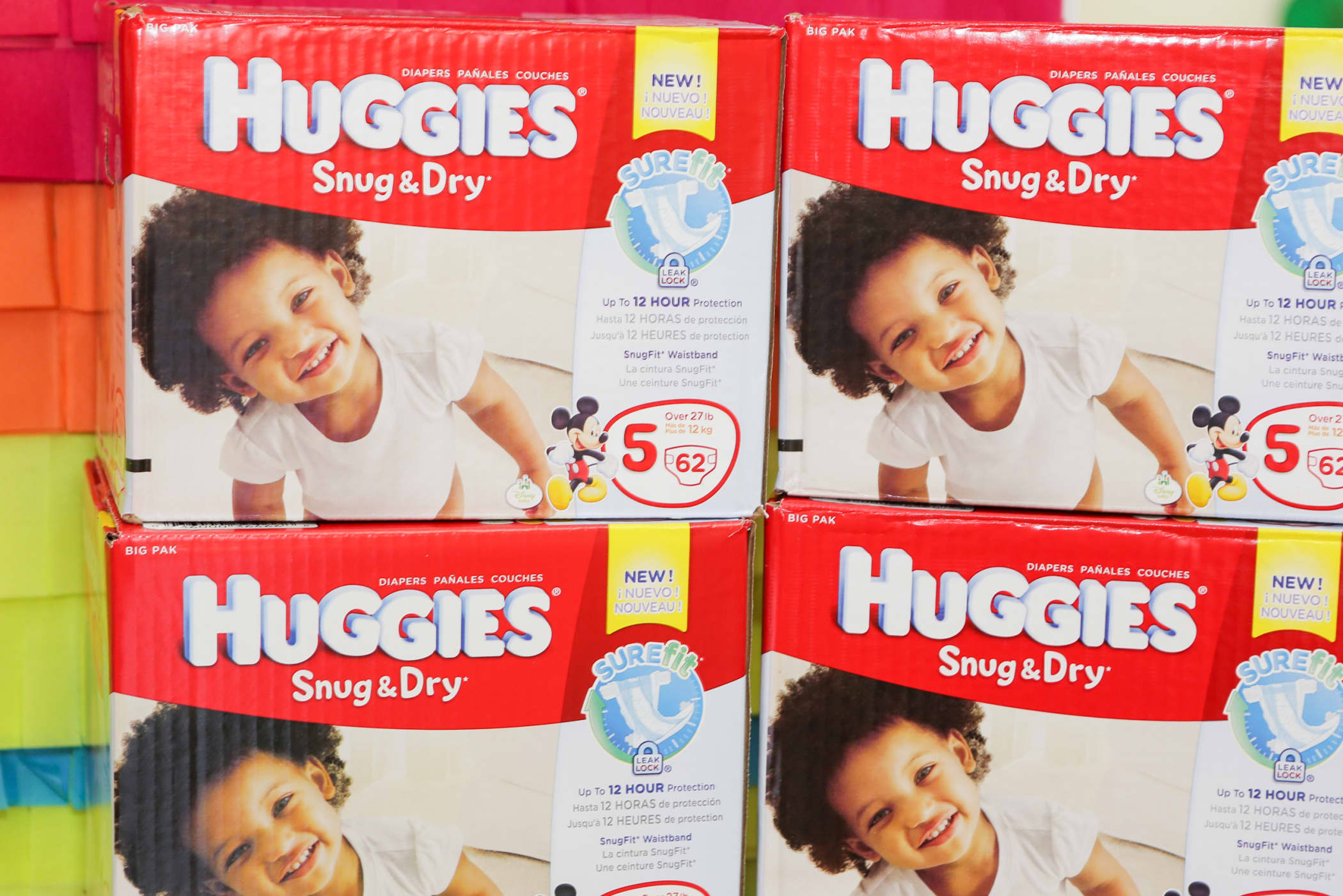 Snug перевод. Huggies пластиковый. Кэтрин Хаггис. Женщина из журнала Huggies. Картинка жвачки Хаггис английском.