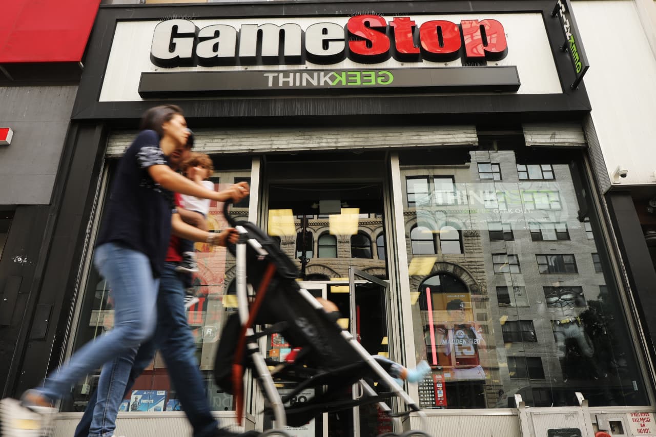 Las acciones de GameStop van camino del mejor mes desde 2021