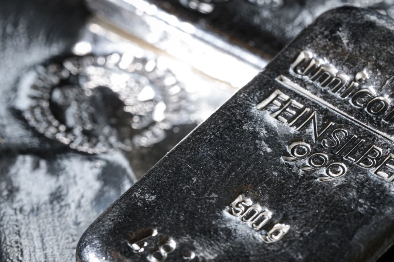 Por qué la plata superó al oro en el segundo trimestre y qué sigue para el metal blanco