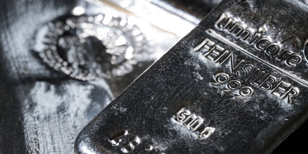 Miners grow as silver futures reach a maximum of eight years on retail interest