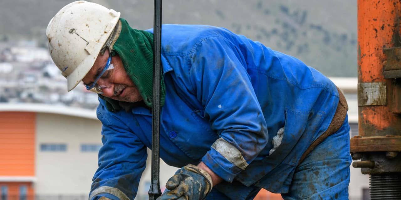 Oil prices push to 1-year high ahead of OPEC + meetings