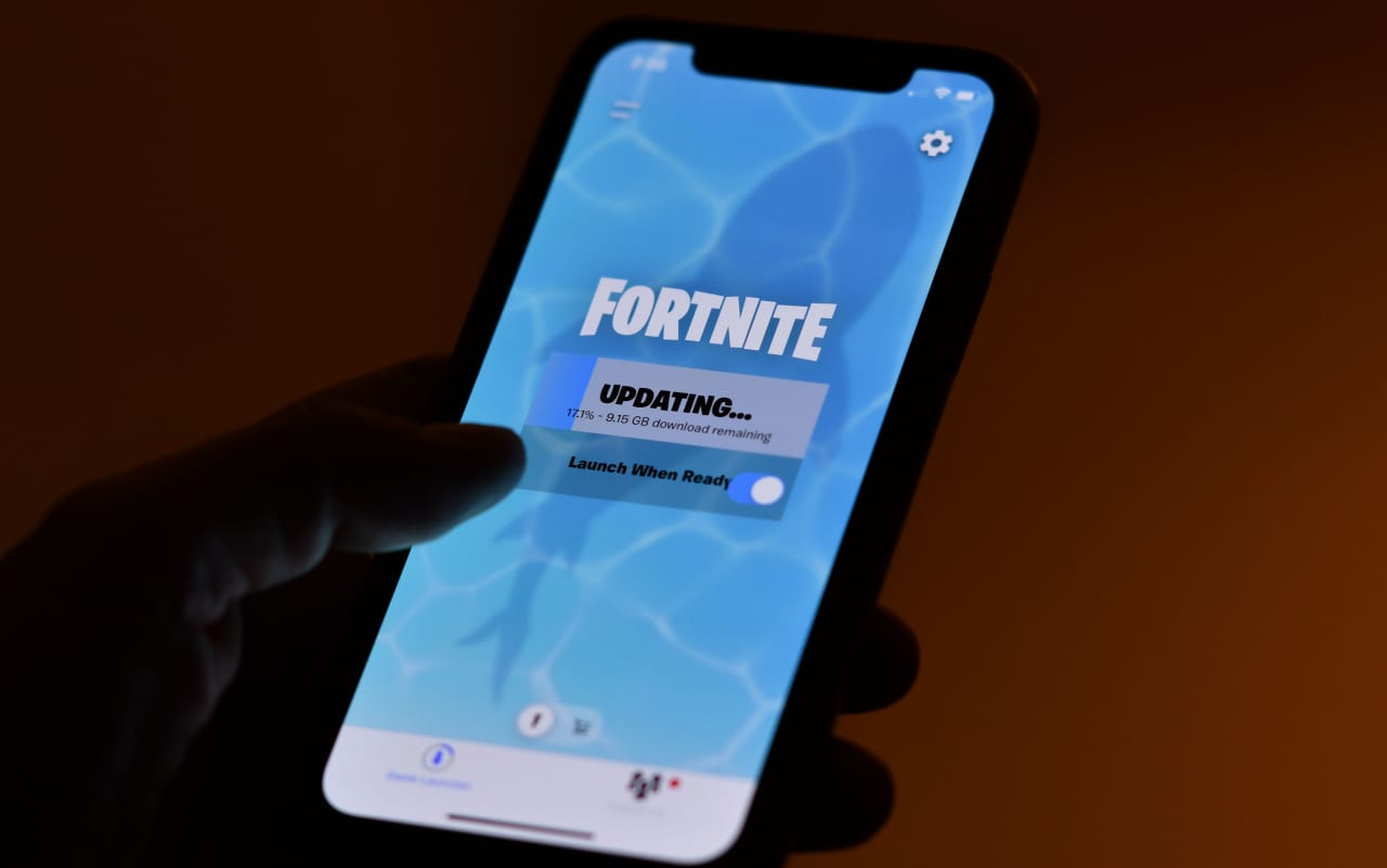 Epic's battle with Apple takes a turn as 35 states throw support behind  Fortnite maker - CNET