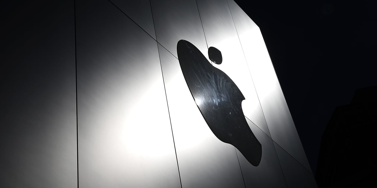 Apple stock breaks below post-COVID uptrend line after biggest shareholders announce share sales