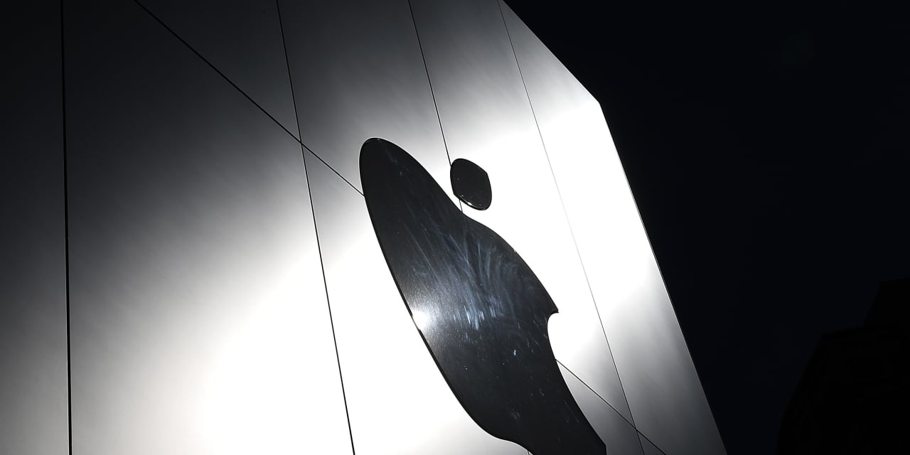 Apple stock breaks below post-COVID uptrend line after biggest shareholders announce share sales