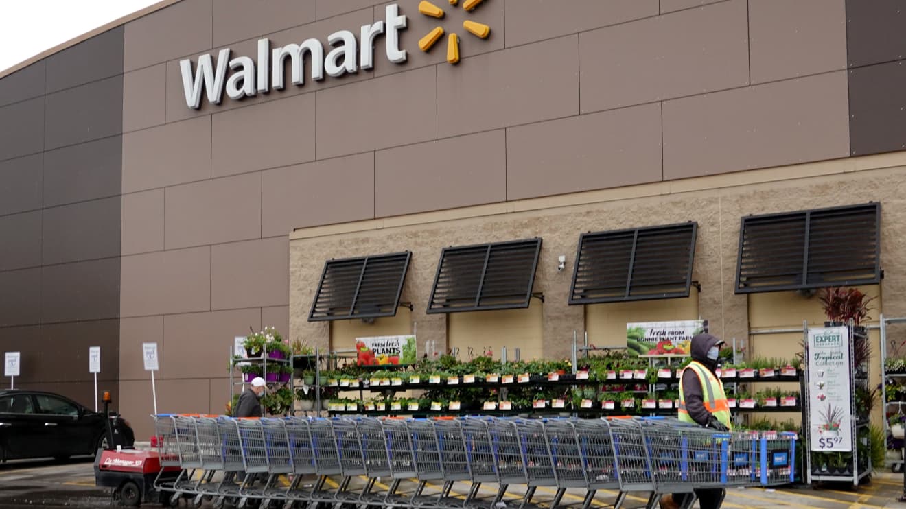 About 730,000 Walmart employees will not be paid $ 15 an hour – they are hardly alone