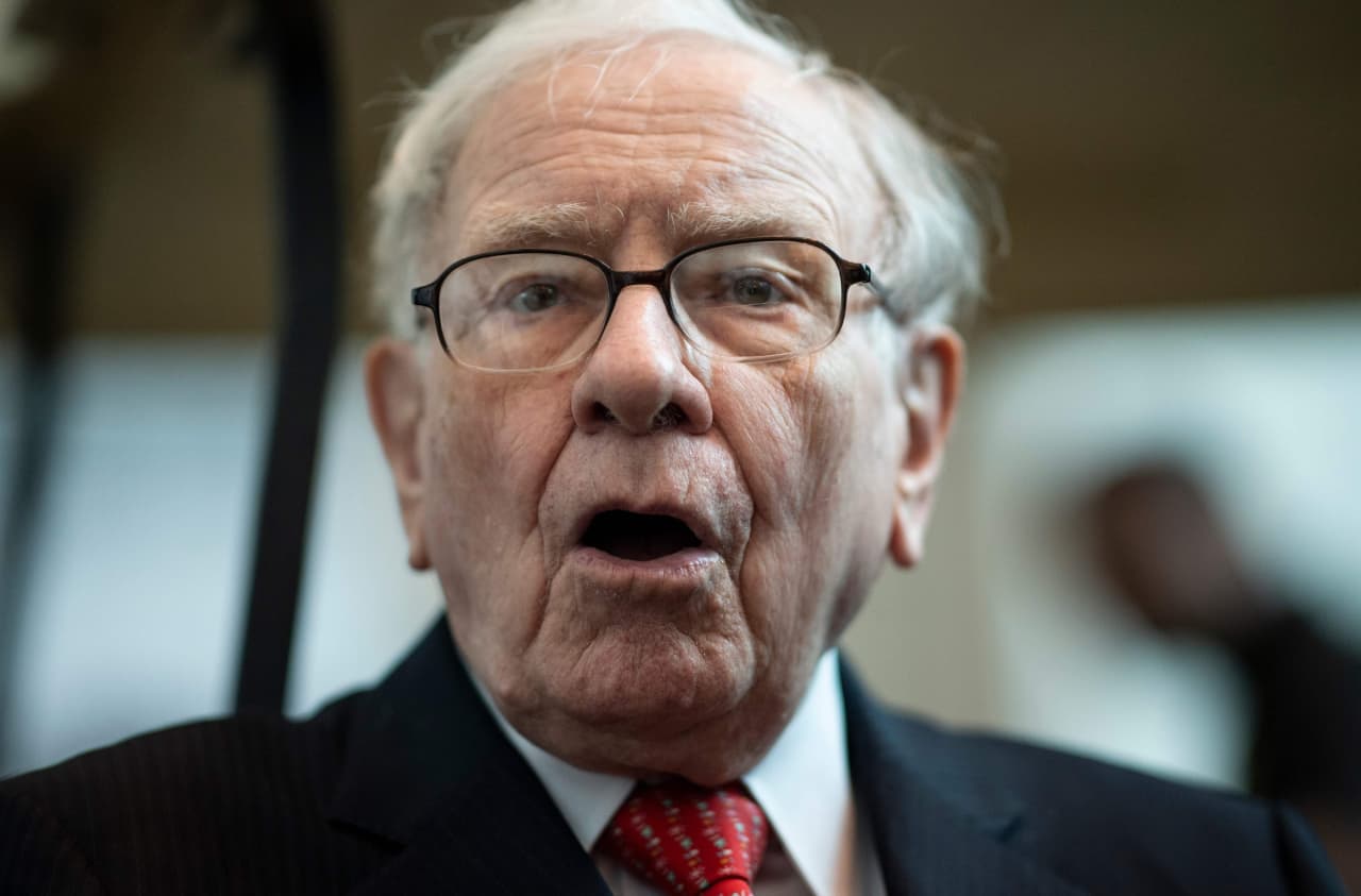 This investor has a huge bet on Berkshire Hathaway and says Apple is overvalued