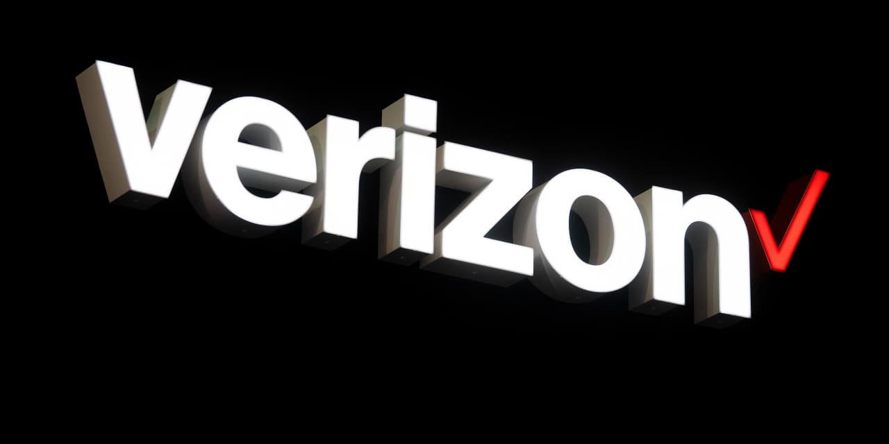 Verizon stock falls after earnings as company cuts forecast – MarketWatch