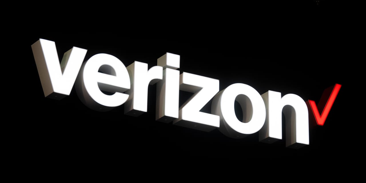 Verizon has ‘few palatable choices,’ analyst says in downgrade