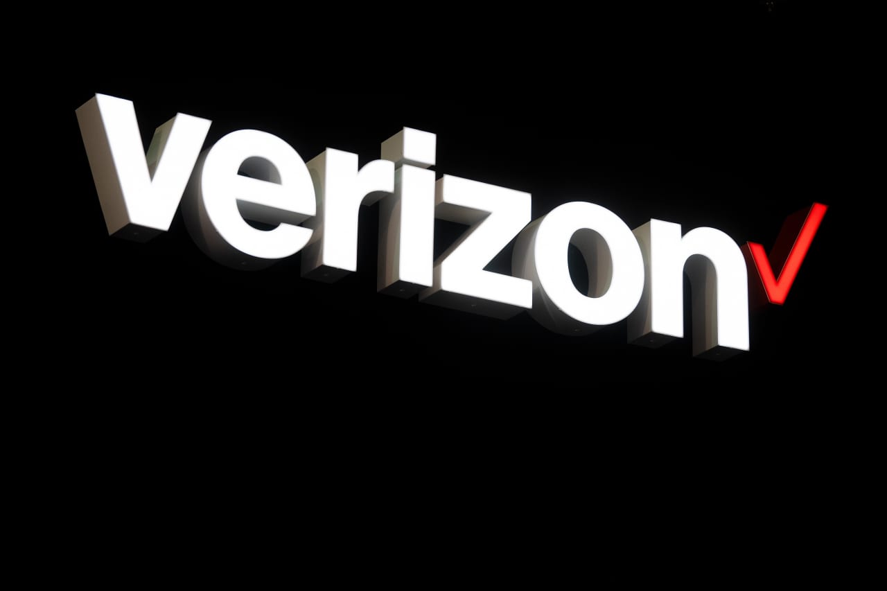 verizon logo black and white