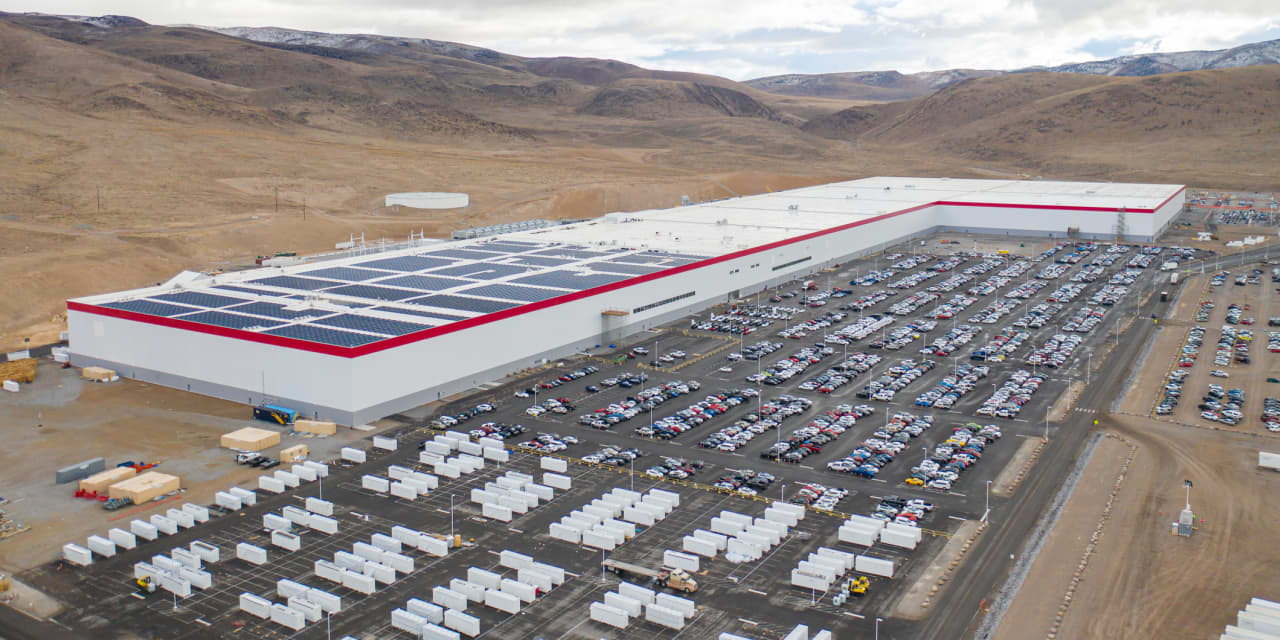 Tesla dará a los trabajadores por horas en su gigafábrica de Nevada un aumento del 10%: informe