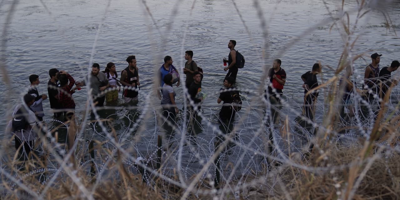 Feds sue Texas over law allowing police to arrest migrants who enter U.S. illegally - Vimarsana News