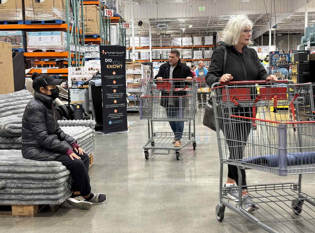 Consumer confidence weakens on growing concerns about jobs